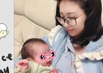 愷樂產雙胞胎後「曝光孕婦寫真」！拉布條歡迎女兒回家
