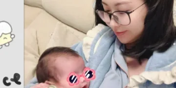 愷樂產雙胞胎後「曝光孕婦寫真」!拉布條歡迎女兒回家