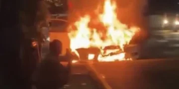 高雄10多年老車深夜突起火！引擎室冒濃煙、車陷火海