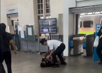 為了椅子鬧翻！黑衣女台鐵新竹站大鬧 拉扯員工竟當場「躺地撒潑」