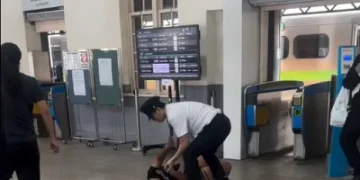 為了椅子鬧翻!黑衣女台鐵新竹站大鬧 拉扯員工竟當場「躺地撒潑」
