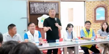 台中大楊國小跑道使用逾17年龜裂下陷 蔡其昌會勘爭取850萬元整建