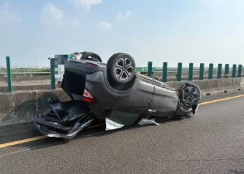 國1台南鹽水段驚傳3車連環事故！轎車自撞護欄翻覆　4人受傷送醫