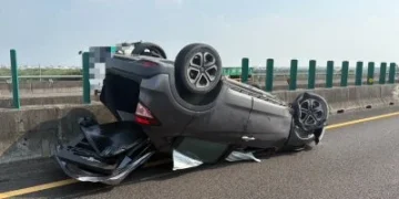 國1台南鹽水段驚傳3車連環事故！轎車自撞護欄翻覆　4人受傷送醫