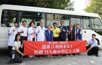 96歲阿嬤暖捐21人座中巴！騎單車當志工22年　退休仍不忘助人