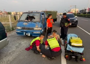 屏東街頭驚傳3煞持棍圍毆！男子雙腳受傷送醫　嫌犯搭車逃逸警追緝