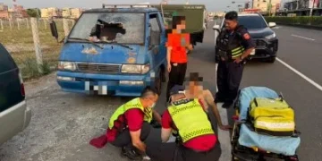 屏東街頭驚傳3煞持棍圍毆！男子雙腳受傷送醫　嫌犯搭車逃逸警追緝