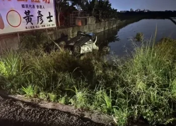 宜蘭員山轎車衝落田裡翻覆！　祖孫3代5人受傷年紀最小1歲