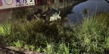 宜蘭員山轎車衝落田裡翻覆! 祖孫3代5人受傷年紀最小1歲