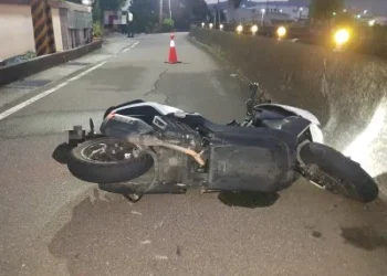 機車撞護欄騎士彈飛落水溝送醫不治！　豐原驚傳死亡車禍