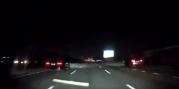 國道「神秘木棍」掉落害8車爆胎連輪框也爆! 警調監視器追查