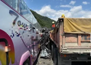 台9線車禍1死4傷！ 　疑大貨車未注意前方路況追撞釀禍
