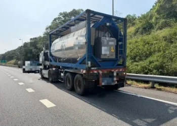 國3清水段2聯結車擦撞！其中1車載運氫氟酸　現場滲水一度引關注、確認無洩漏