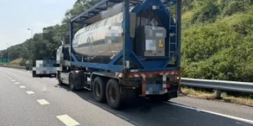 國3清水段2聯結車擦撞！其中1車載運氫氟酸　現場滲水一度引關注、確認無洩漏