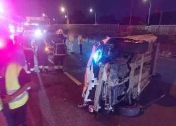 國1高雄段深夜3車連環撞！轎車側翻橫躺車道　2人受傷