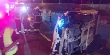 國1高雄段深夜3車連環撞!轎車側翻橫躺車道 2人受傷