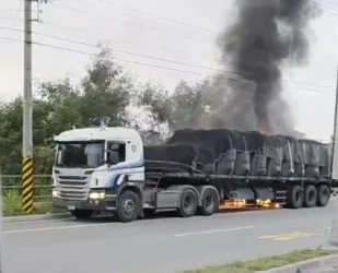 花蓮新城火燒車！　拖板車輪胎起火延燒車上水泥物料