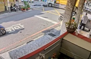 影／行經「停」字未減速出事！高雄騎士過路口與垃圾車碰撞　安全帽噴飛人躺平不起