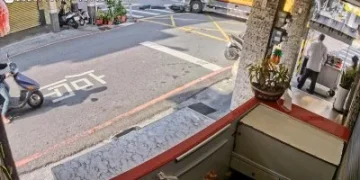 影/行經「停」字未減速出事!高雄騎士過路口與垃圾車碰撞 安全帽噴飛人躺平不起