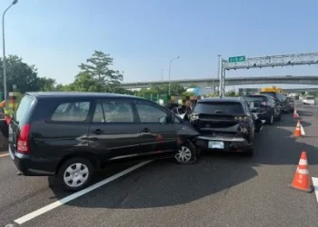 國道1號台南新市路段7車連環追撞！疑未保持安全距離釀禍　所幸無人受傷