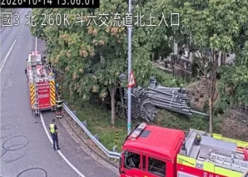 國道3號斗六交流道驚險事故！大貨車煞車失靈撞護欄　失控側翻邊坡