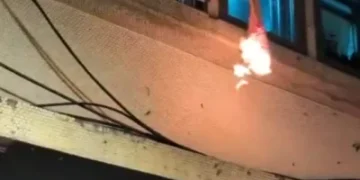 驚!吸毒男行政院對面大樓內燒衣揮舞 警消破門電擊槍制伏