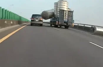 台88快速道路水塔掉落砸車！　警方追查肇事貨車究辦