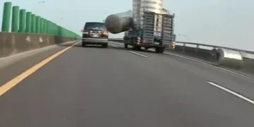 台88快速道路水塔掉落砸車! 警方追查肇事貨車究辦