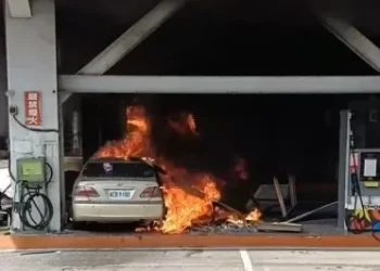 石岡加油站火警！　自小車撞加油島釀災