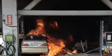 石岡加油站火警！　自小車撞加油島釀災