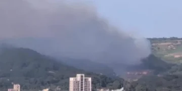 新竹湖口阿兵哥抽菸亂丟菸頭引發火燒山？　網友酸：「「沒有煙幕罐菸頭也可以」