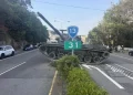 戰車自撞分隔島卡住！   疑機件故障導致