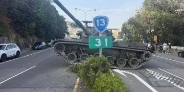 戰車自撞分隔島卡住！   疑機件故障導致