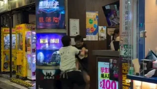 萬華甜甜圈店女客與男店員肢體爆突! 疑女客不耐排隊久候引發