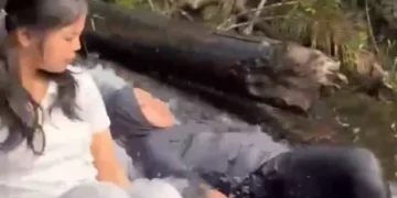 影/驚悚墜落畫面曝!印尼25歲女遊客瀑布戲水滑倒 「瞬間遭沖走」尋獲已溺斃