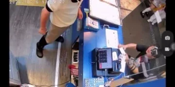影／顧客插隊爆糾紛！西門町甜甜圈店員跳出櫃檯打人　店家PO監視器致歉