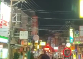 中壢醉漢鬧事！　推倒別人腳踏車機車拿三角錐砸店