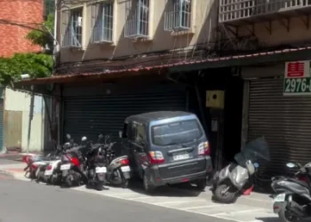 酒駕肇事！三重廂型車衝撞多輛機車開上人行道　男駕駛酒測值超標