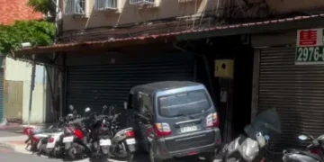 酒駕肇事！三重廂型車衝撞多輛機車開上人行道　男駕駛酒測值超標