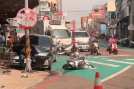 駕車打瞌睡肇逃！彰化自小客車撞倒79歲翁再撞號誌桿　駕駛落跑