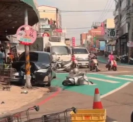 駕車打瞌睡肇逃！彰化自小客車撞倒79歲翁再撞號誌桿　駕駛落跑