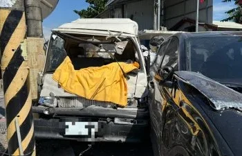 花蓮吉安無號誌路口兩車碰撞！小貨車失控撞電桿　駕駛左手擦挫傷