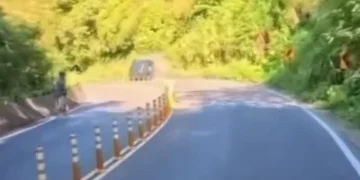 賓士轉彎自撞山壁翻覆！　一路狂飆超車下場慘