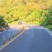 賓士轉彎自撞山壁翻覆！　一路狂飆超車下場慘
