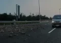 國道砂石車載運廢棄磚石沿途掉落闖禍！　10車輾壓撞擊受損