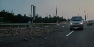 國道砂石車載運廢棄磚石沿途掉落闖禍！　10車輾壓撞擊受損