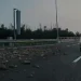 國道砂石車載運廢棄磚石沿途掉落闖禍！　10車輾壓撞擊受損
