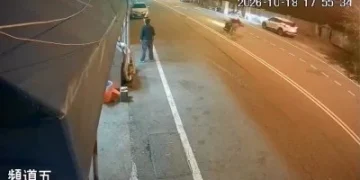 影／湖口私娼寮旁車禍！外籍男買菸穿越馬路　走過雙黃線遭騎士撞飛