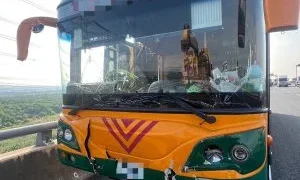 國道3號和美路段4車追撞!半聯結車疑未注意前方釀禍 1女駕駛受傷送醫