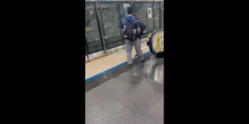 高雄捷運男疑尾隨女高中生！月台一路緊貼進車廂　目擊者喝斥、高捷調資料追查